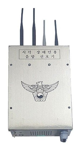 안테나 4개가 달린 스테인리스 함체의 시각장애인용 음향신호기